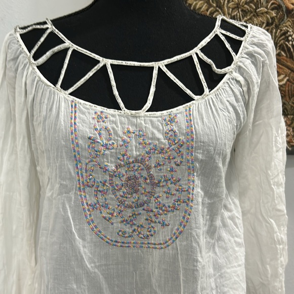 ju’s White‎ Sheer Embroidered Detail Top. Size S - Picture 3 of 13